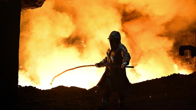 Ein Mitarbeiter steht an einem Hochofen bei  Thyssenkrupp Steel.
