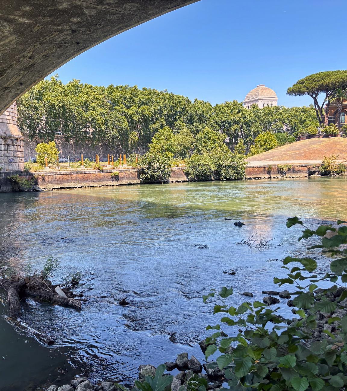 Der Tiber fließt durch Rom. 