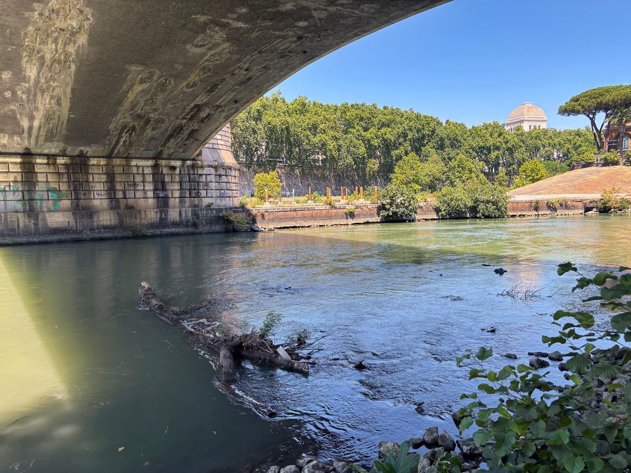 Der Tiber fließt durch Rom. 