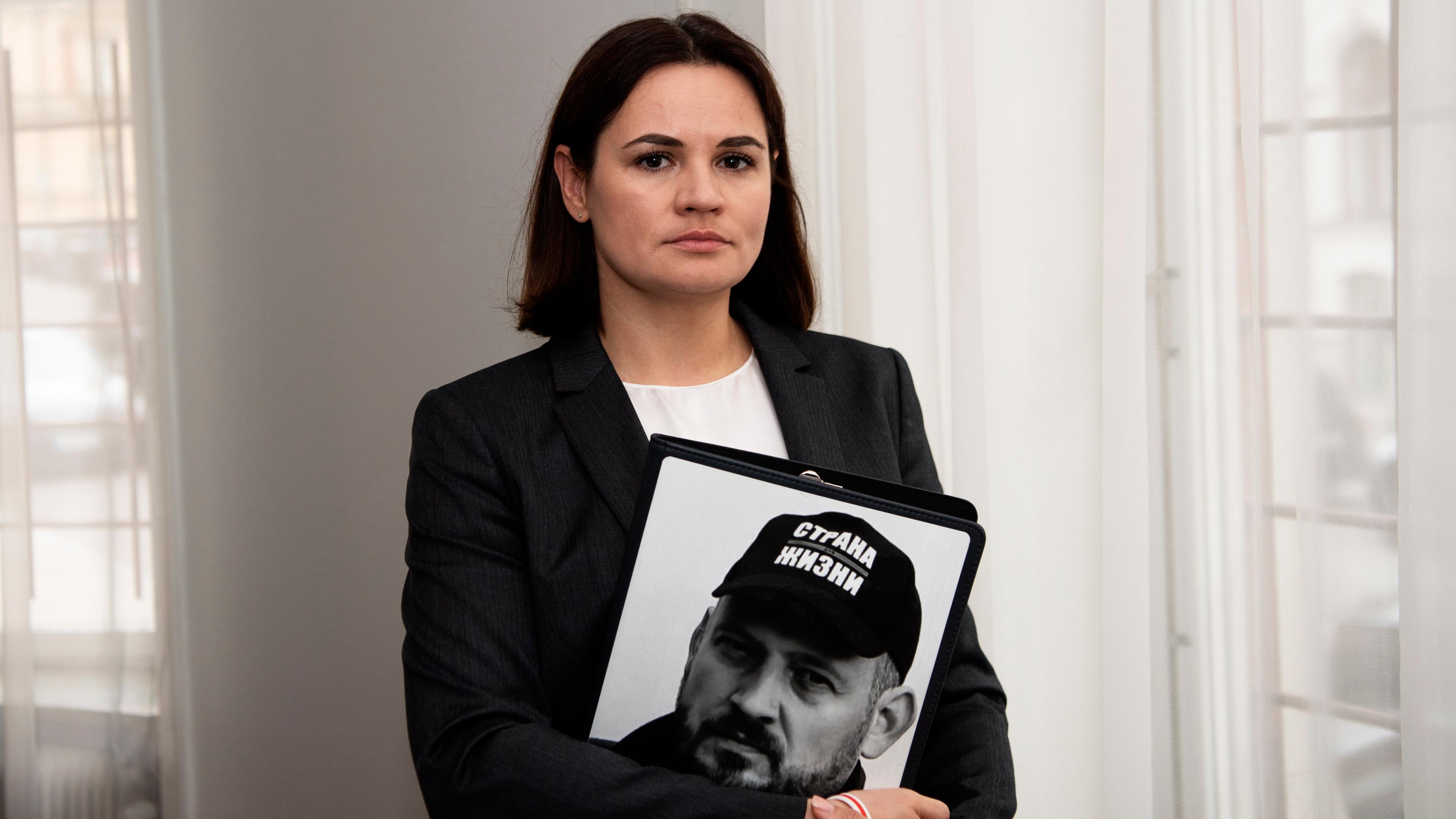Swetlana Tichanowskaja mit Bild von ihrem Ehemann Tichanowski 