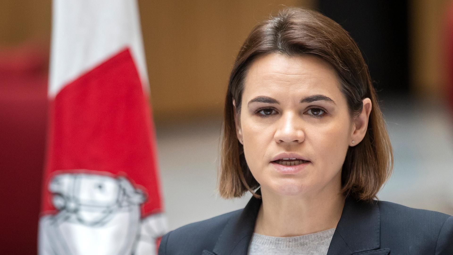 Swetlana Tichanowskaja, belarussische Oppositionsführerin, spricht während einer Pressekonferenz.