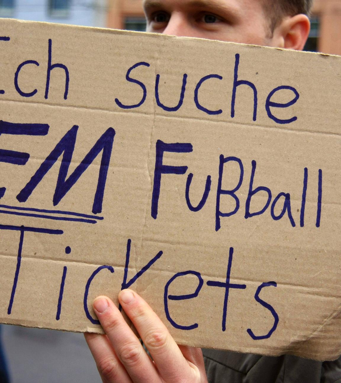 - Fußballfan sucht Tickets per Schild Fußball 
