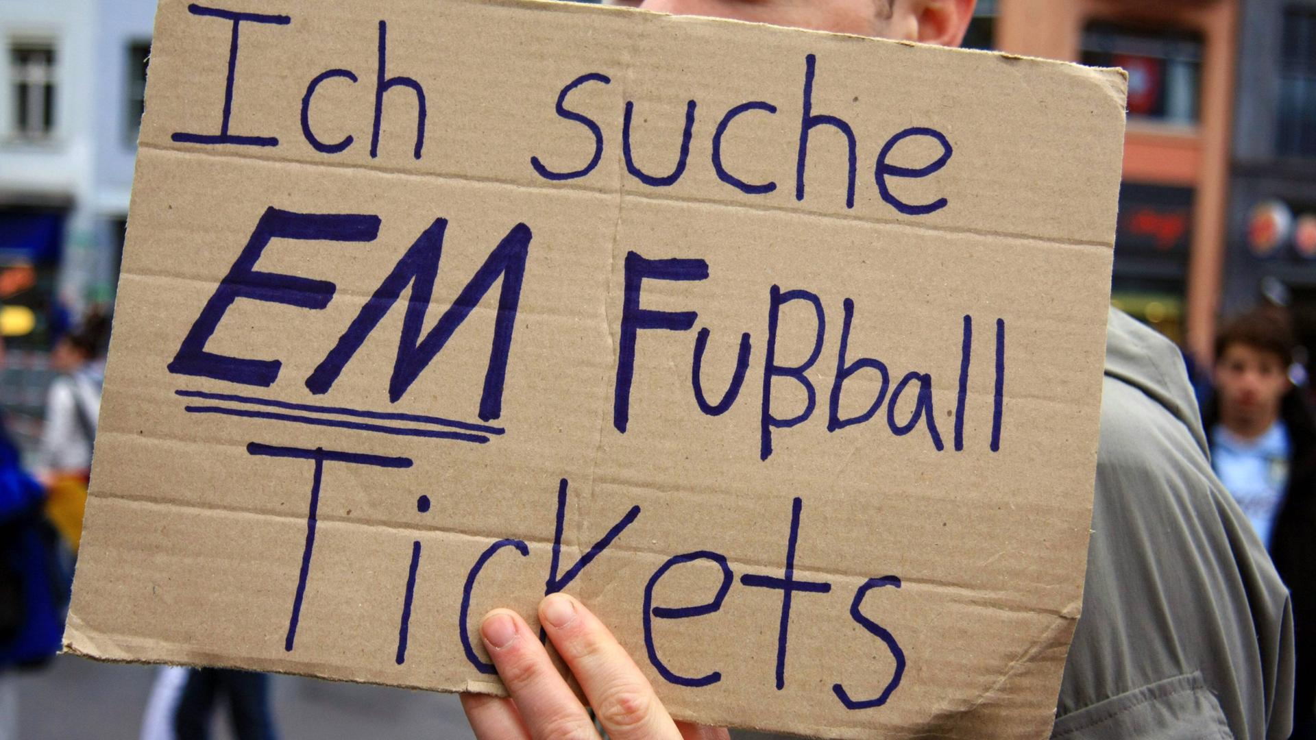 - Fußballfan sucht Tickets per Schild Fußball 