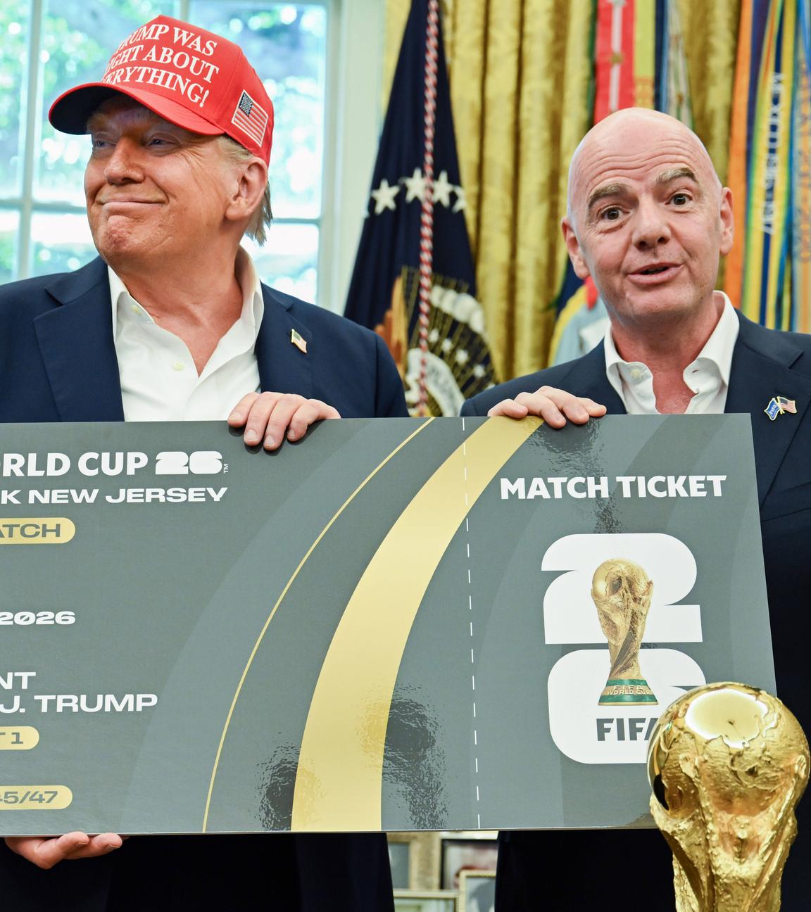 22. August 2025, Washington, District of Columbia, USA: Der Präsident der Vereinigten Staaten, Donald J. Trump, und Gianni Infantino, Präsident der Fédération Internationale de Football Association (FIFA), halten ein Ticket für die FIFA-Weltmeisterschaft 2026 in den Händen.
