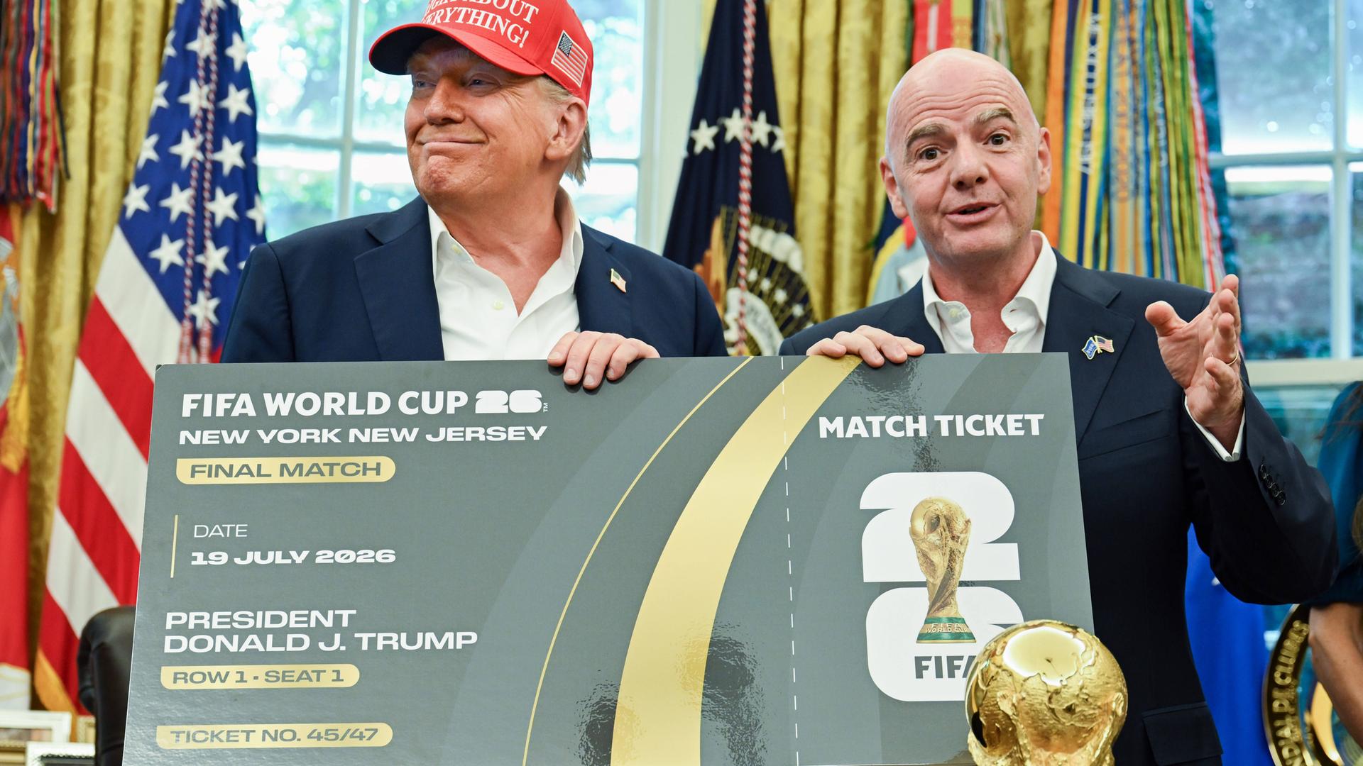 22. August 2025, Washington, District of Columbia, USA: Der Präsident der Vereinigten Staaten, Donald J. Trump, und Gianni Infantino, Präsident der Fédération Internationale de Football Association (FIFA), halten ein Ticket für die FIFA-Weltmeisterschaft 2026 in den Händen.