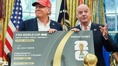 22. August 2025, Washington, District of Columbia, USA: Der Präsident der Vereinigten Staaten, Donald J. Trump, und Gianni Infantino, Präsident der Fédération Internationale de Football Association (FIFA), halten ein Ticket für die FIFA-Weltmeisterschaft 2026 in den Händen.