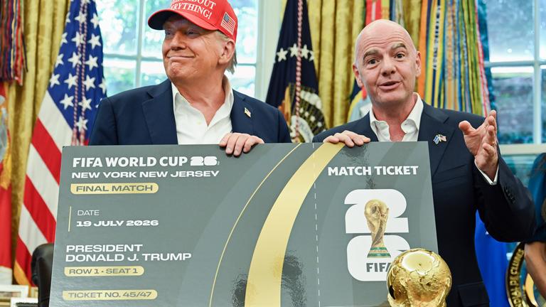 22. August 2025, Washington, District of Columbia, USA: Der Präsident der Vereinigten Staaten, Donald J. Trump, und Gianni Infantino, Präsident der Fédération Internationale de Football Association (FIFA), halten ein Ticket für die FIFA-Weltmeisterschaft 2026 in den Händen.