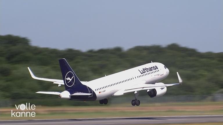 Flugzeug von Lufthansa hebt von Startbahn ab.