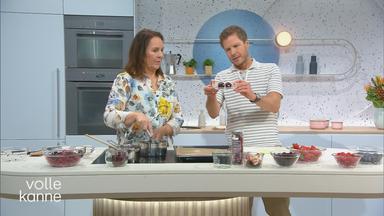 Florian Weiss mit Dr. Brigitte Bäuerlein in der "Volle Kanne"-Küche.