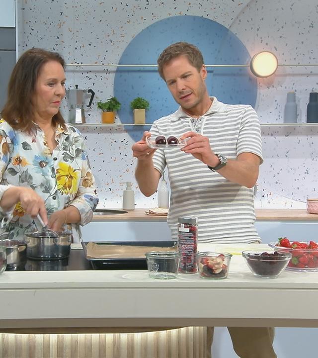 Florian Weiss mit Dr. Brigitte Bäuerlein in der "Volle Kanne"-Küche.