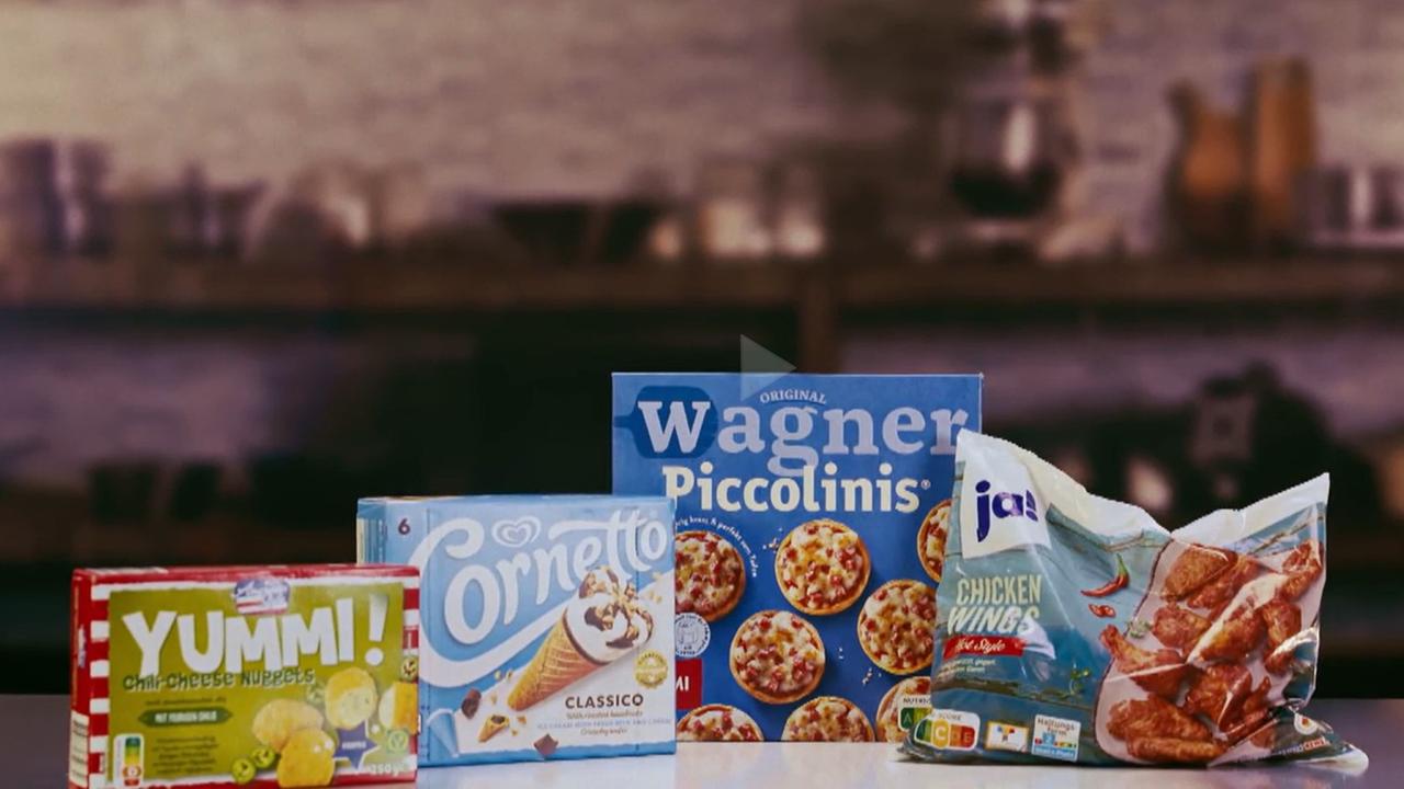 Tiefkühlprodukte stehen in einer Reihe nebeneinander: Chilli-Cheese-Nuggets, Cornetto-Eis, Piccolinis und Chicken Wings