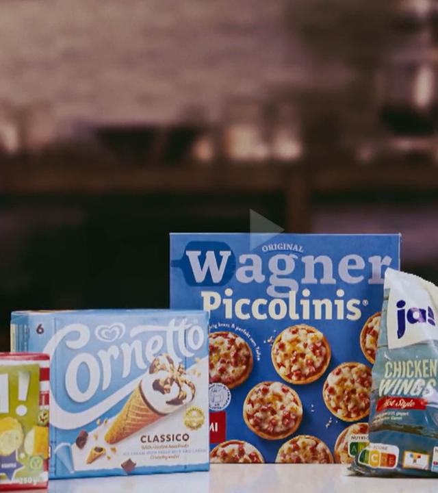 Tiefkühlprodukte stehen in einer Reihe nebeneinander: Chilli-Cheese-Nuggets, Cornetto-Eis, Piccolinis und Chicken Wings