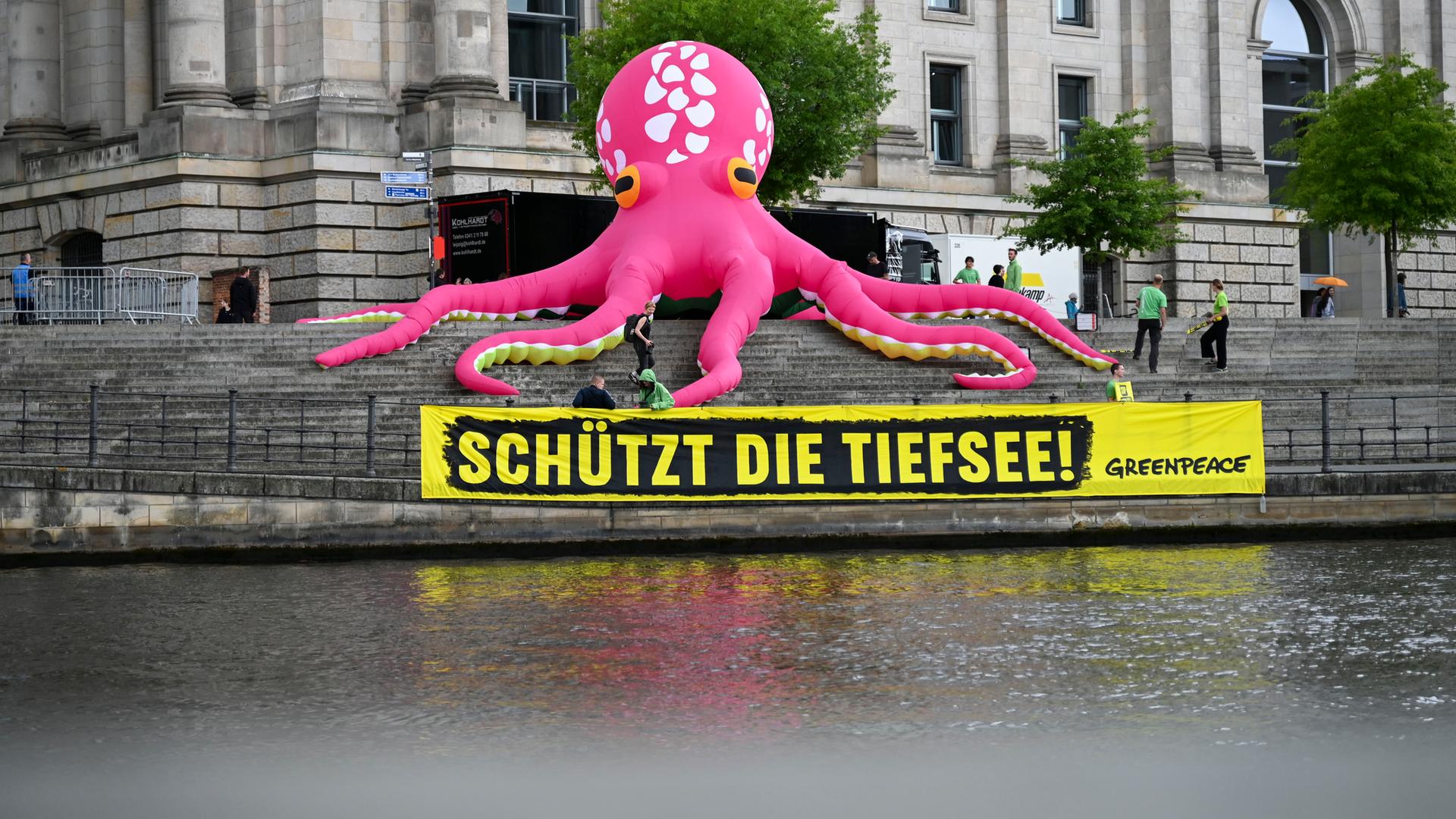 Greenpeace protestiert gegen den Tiefseebergbau