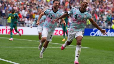 Youri Tielemans jubelt mit ausgebreiteten Armen nach seinem verwandelten Elfmeter