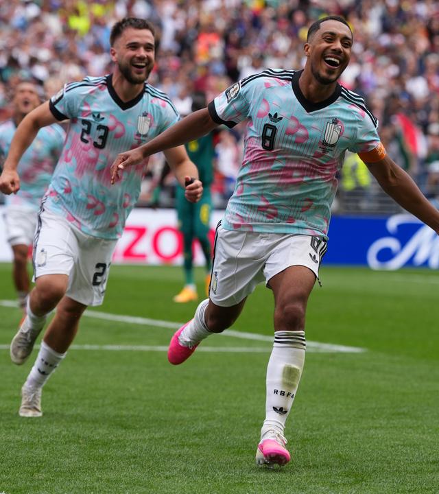 Youri Tielemans jubelt mit ausgebreiteten Armen nach seinem verwandelten Elfmeter