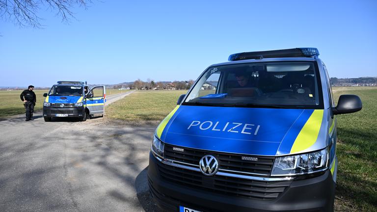 Bayern, Bad Grönenbach: Polizeifahrzeuge stehen in der Nähe eines landwirtschaftlichen Betriebs.