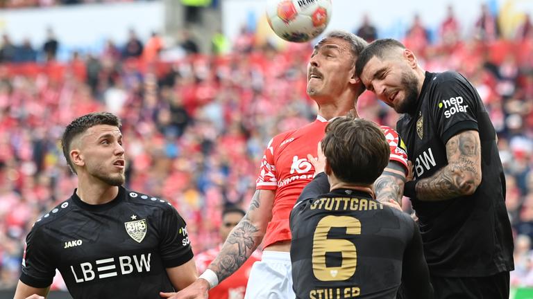 Der Stürmer der 05er Phillip Tietz gerät im Kopfballduell mit Stuttgarts Jeff Chabot aneinander, kann sich dennoch durchsetzen 