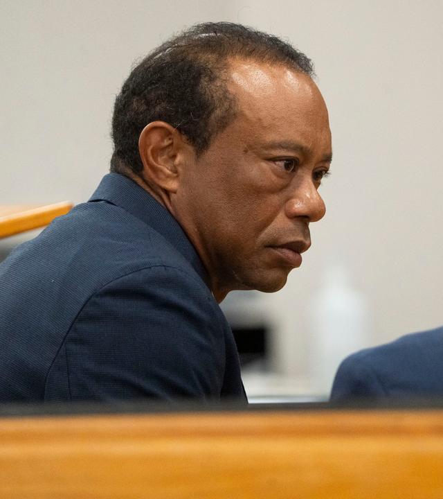 Tiger Woods sitzt neben seinem Anwalt im Gerichtssaal. 