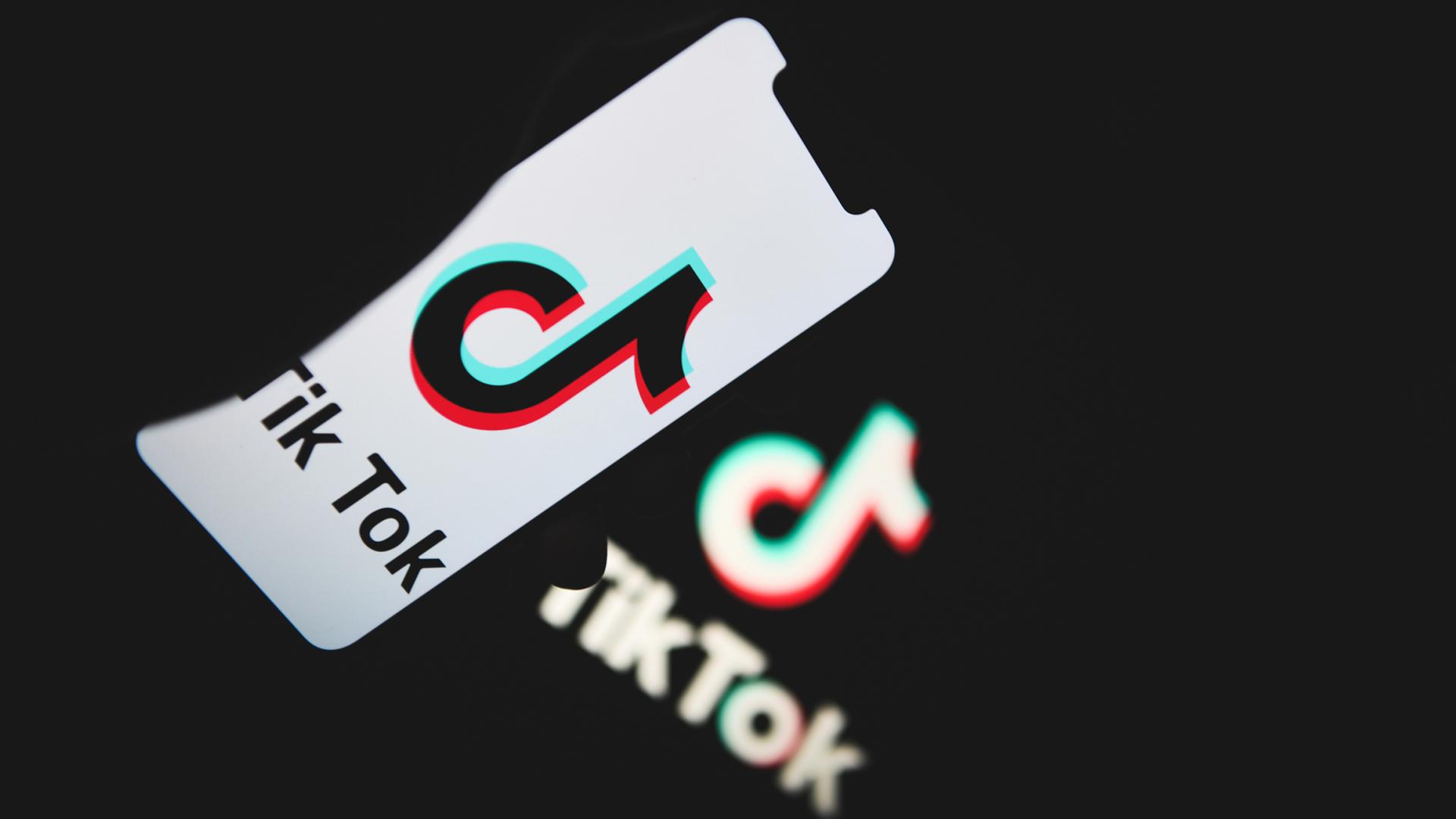 Das TikTok-Logo auf einem Smartphone