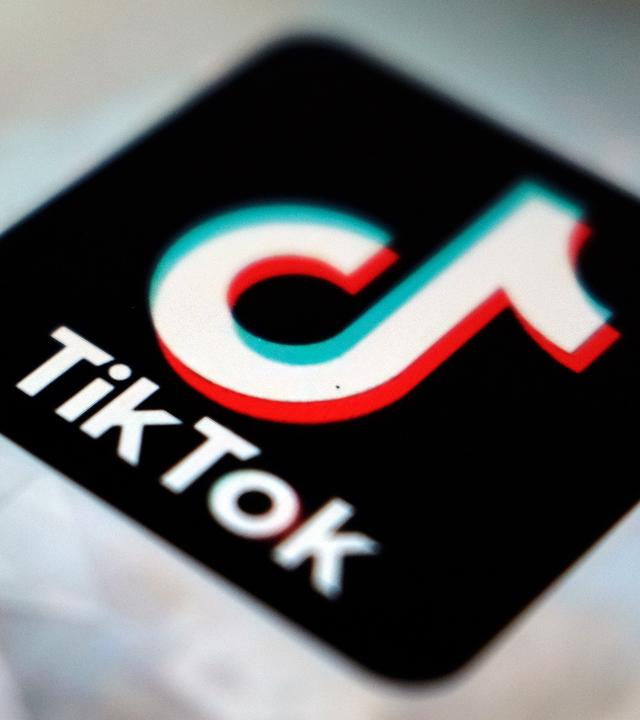 Das Logo der Tiktok App leuchtet auf einem Gerät