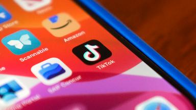 Das Logo der TikTok-App ist auf einem iPhone zu sehen.