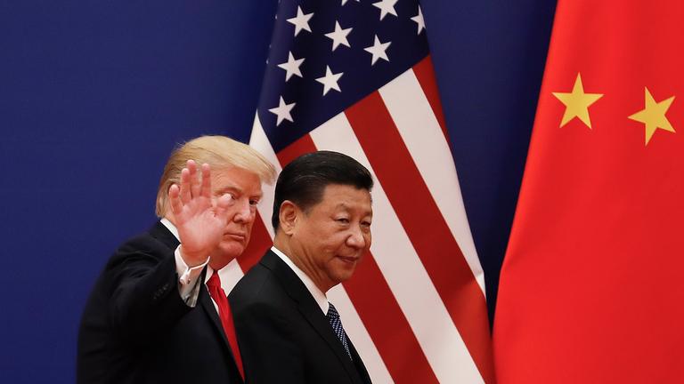Der chinesische Präsidenten Xi Jinping (r) geht in der Großen Halle des Volkes zusammen mit dem US-Präsidenten Donald Trump am  09.11.2017 in Peking, China, an Nationalflaggen vorbei. 