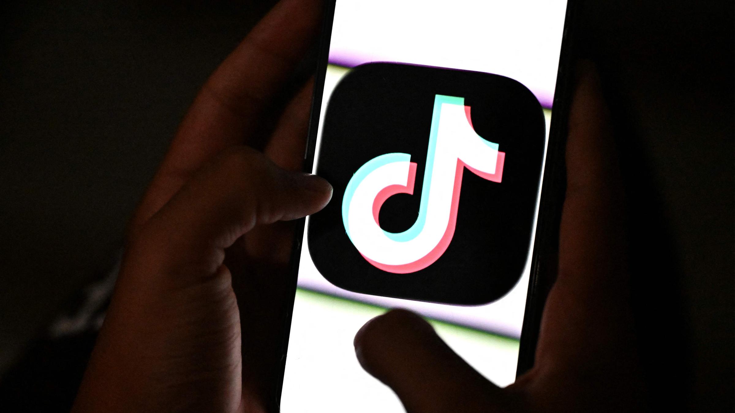 Das TikTok-Logo auf einem Handy-Bildschirm