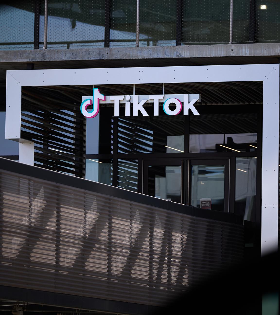 Das TikTok-Logo ist an der Fassade des Firmensitzes in Los Angeles zu sehen.