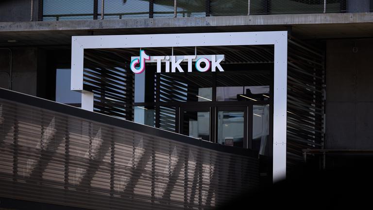 Das TikTok-Logo ist an der Fassade des Firmensitzes in Los Angeles zu sehen.