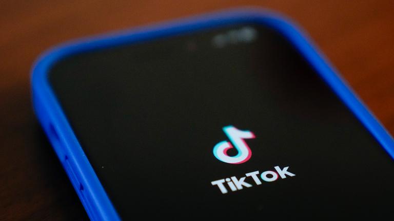 Das Logo der TikTok-App ist auf einem iPhone zu sehen.