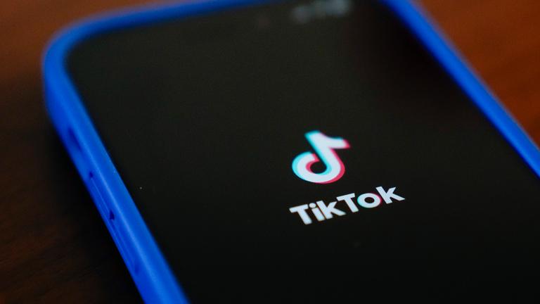 Das Logo der TikTok-App ist auf einem iPhone zu sehen.