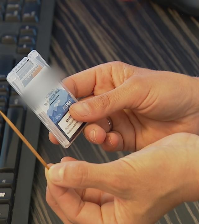 TikTok-Trend: Zahnstocher sorgt für Debatte. Jemand hält Nikotin-Zahnstocher in der Hand.