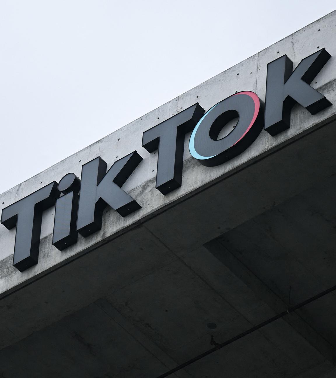 Das TikTok-Logo an einem Gebäude in Californien.