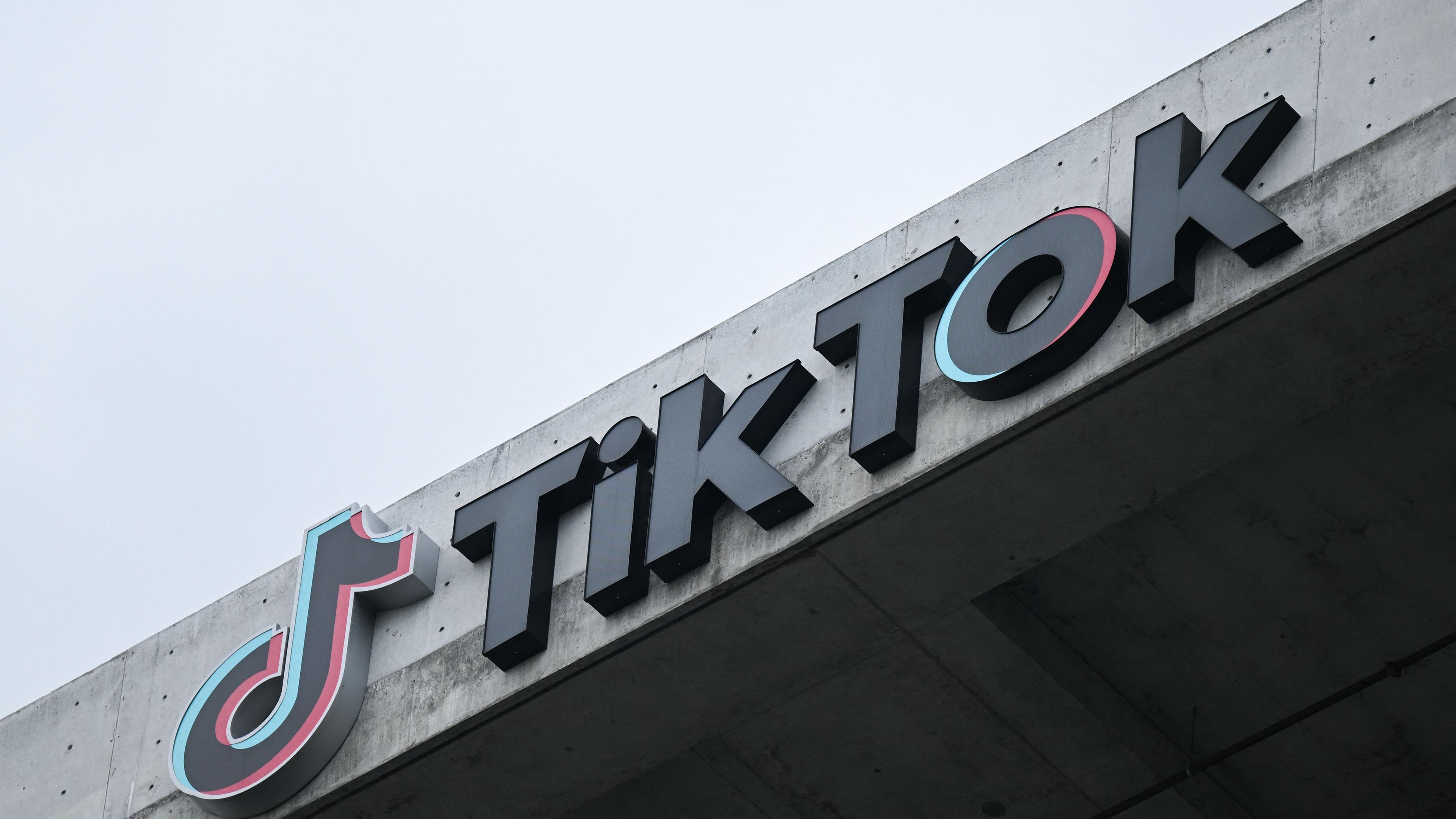 Das TikTok-Logo an einem Gebäude in Californien.