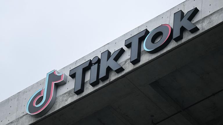 Das TikTok-Logo an einem Gebäude in Californien.
