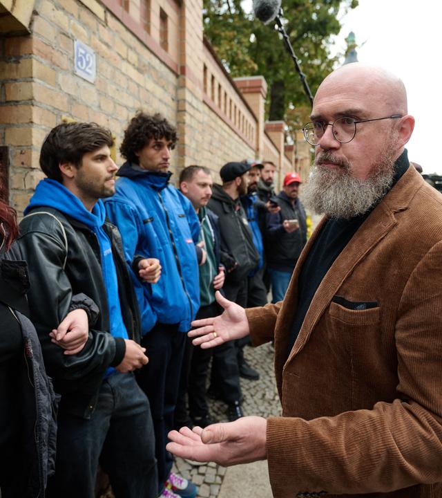 Vertreter der Jüdischen Studierendenunion Deutschlands versperren vor Hans-Thomas Tillschneider (AfD), stellvertretender Landtagspräsident in Sachsen-Anhalt, den Eingang zur Synagoge in Halle/Saale.