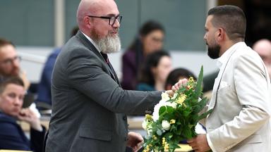 Tobias Rausch (r, AfD) gratuliert Hans-Thomas Tillschneider (AfD) zu dessen Wahl zum stellvertretenden Landtagspräsidenten während der konstituierenden Sitzung des Landtags in Sachsen-Anhalt.