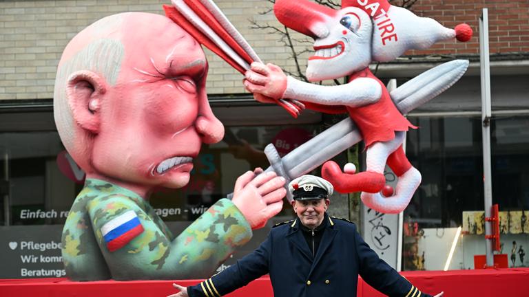 Jacques Tilly, Wagenbauer, steht vor dem Mottowagen auf dem Putin die Karnevalsfigur Hoppeditz aufspießt. Weil er Putin mit seiner Arbeit kritisiert, läuft in Russland ein Prozess gegen ihn. 