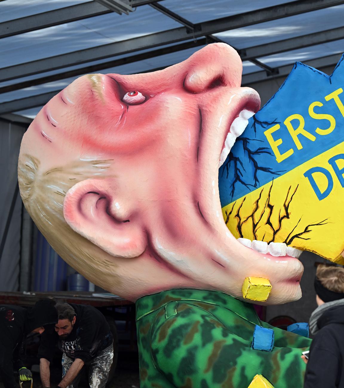 Ein Motivwagen mit dem russischen Präsidenten Putin, der die Ukraine schluckt, steht in der Wagenbauhalle. 