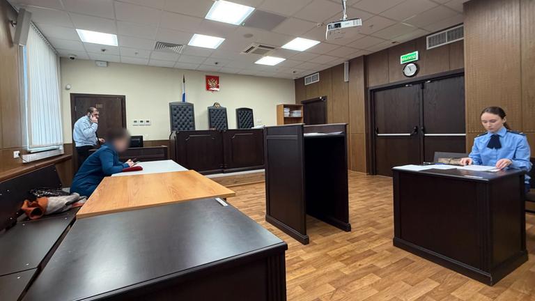 Im Gerichtssaal sitzt rechts die Staatsanwältin vor Start der fortgesetzten Verhandlung des Prozesses gegen den deutschen Bildhauer und Karnevalisten Tilly.