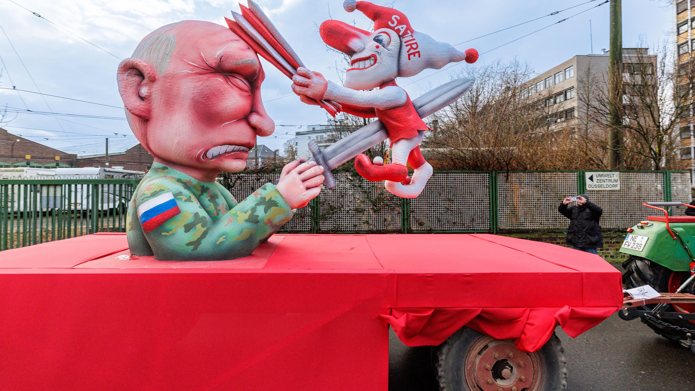 ein Motto-Wagen des Wagenbau-Kuenstlers Jacques Tilly zeigt wie Putin die Satire aufspießt.