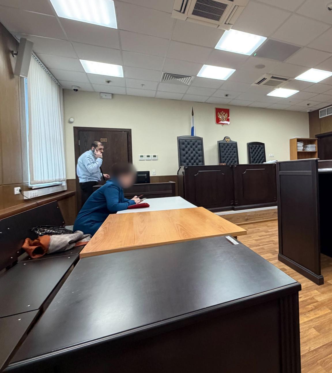 Im Gerichtssaal sitzt rechts die Staatsanwältin vor Start der fortgesetzten Verhandlung des Prozesses gegen den deutschen Bildhauer und Karnevalisten Tilly 