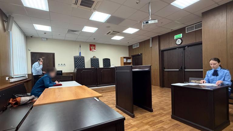 Im Gerichtssaal sitzt rechts die Staatsanwältin vor Start der fortgesetzten Verhandlung des Prozesses gegen den deutschen Bildhauer und Karnevalisten Tilly 