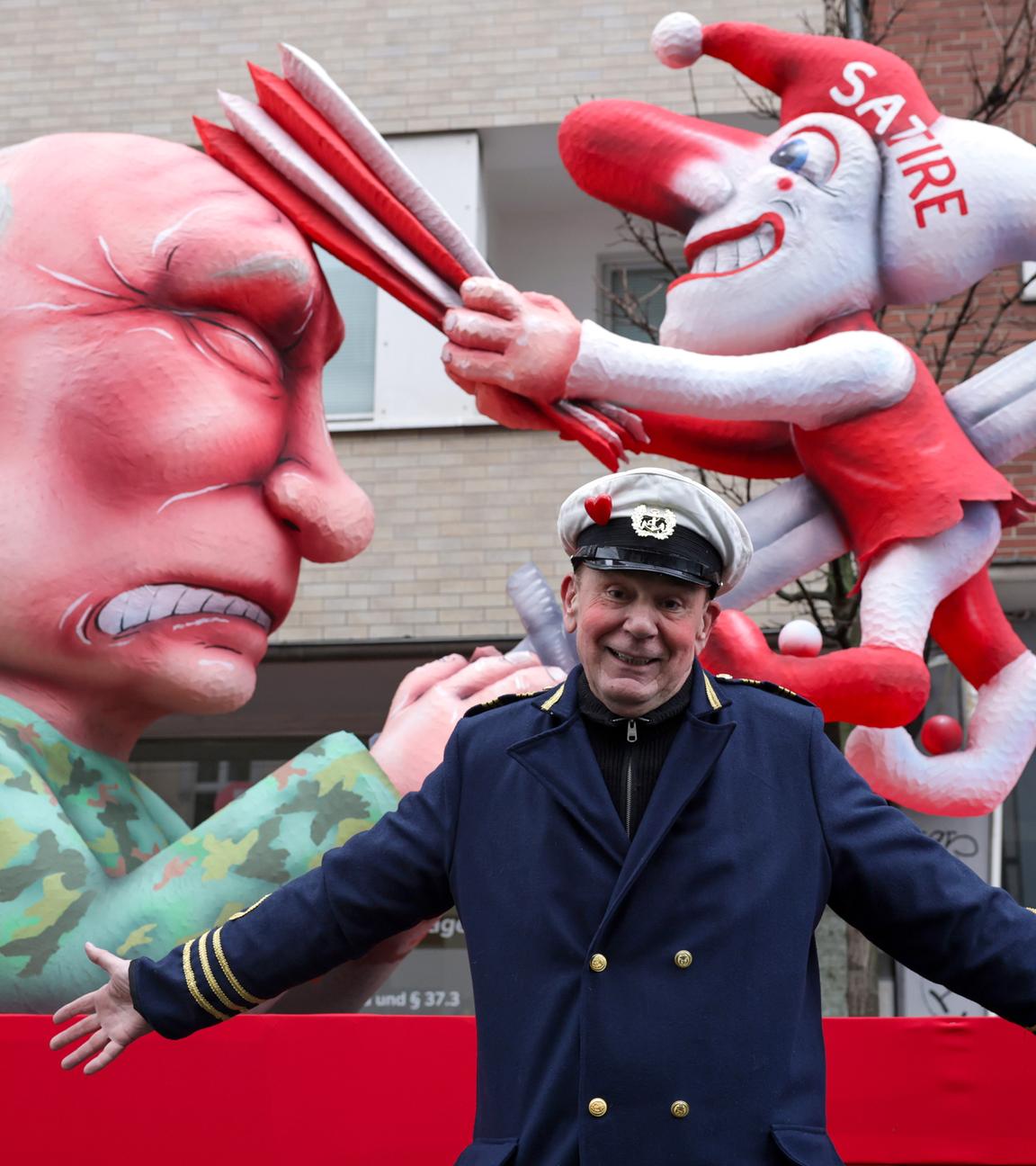Der deutsche Künstler Jacques Tilly, der die Wagen für die Rosenmontagsparade entworfen hat, posiert vor einem seiner Karnevalswagen, der den russischen Präsidenten Wladimir Putin darstellt.
