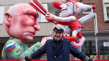 Rosenmontag: Putin-Wagen fährt durch Düsseldorf