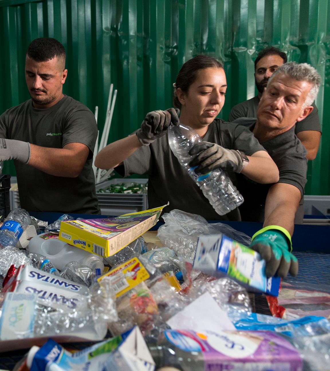 Mitarbeiter der Gemeinde Tilos sortieren im Recyclingzentrum der Insel recycelte Abfälle.