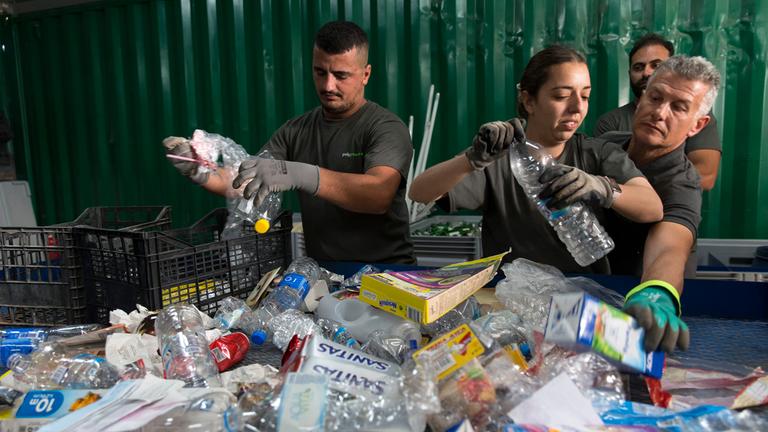 Mitarbeiter der Gemeinde Tilos sortieren im Recyclingzentrum der Insel recycelte Abfälle.