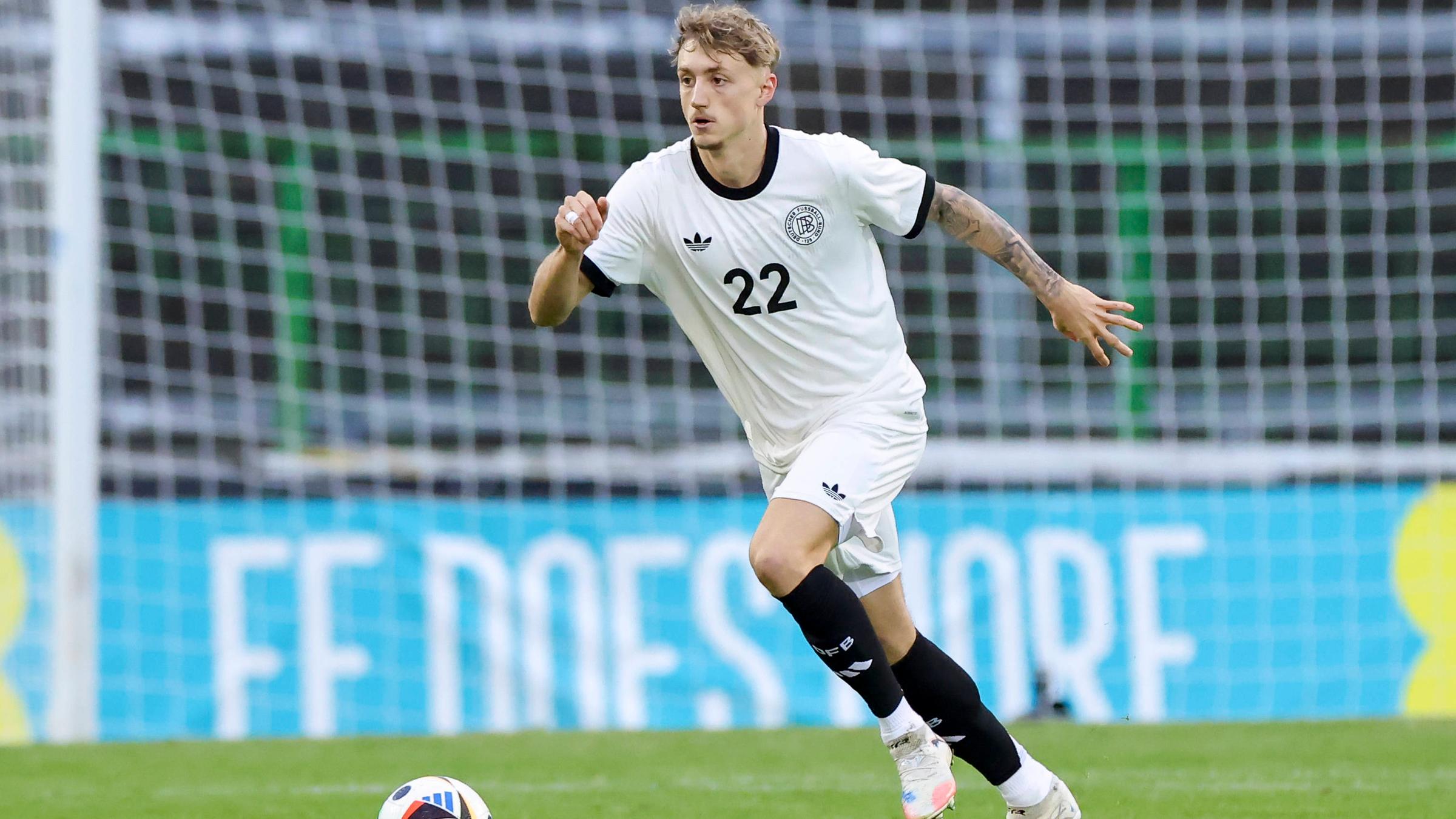 Der deutsche U21-Nationalspieler kann im Länderspiel gegen Nordirland im Vorwärtsgang den Ball behaupten