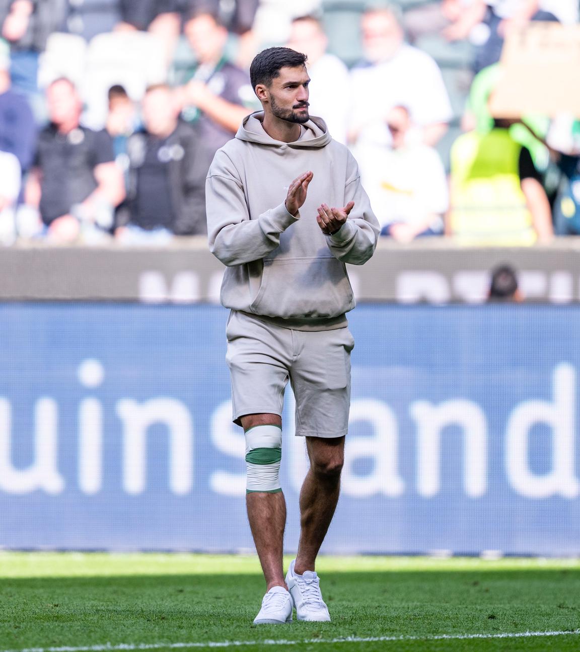 Gladbachs Tim Kleindienst verabschiedet sich von den Fans.