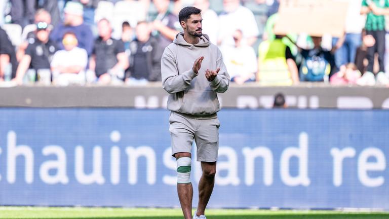 Gladbachs Tim Kleindienst verabschiedet sich von den Fans.